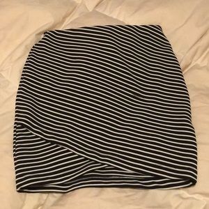 Brand : Kohl’s black and white striped skirt